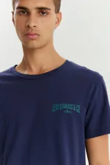 Remera de manga corta color azul marino con cuello redondo. Presenta un estampado gráfico pequeño en el pecho con el logo de Levi Strauss & Co. en color verde.