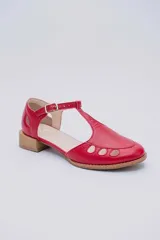 Sandalias rojas de cuero con talón cubierto, pulsera con hebilla al tobillo, puntera cerrada con aberturas circulares y taco bajo de madera.