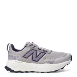 Championes de trail running New Balance modelo Garoe, color gris con detalles en violeta. Presentan capellada de malla técnica con refuerzos sintéticos, mediasuela con tecnología Fresh Foam para mayor amortiguación y suela AT Tread diseñada para ofrecer tracción en diversos terrenos.