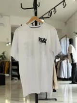 Remera oversize blanca de manga corta, con gran estampado negro en la espalda con la palabra 'Peace' y símbolos gráficos.