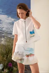Falda corta de lino con estampado artístico de paisajes y volado inferior. Cuenta con cierre en la parte trasera.