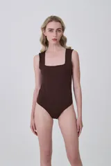 Body sin mangas de poliéster, con ajuste al cuerpo y escote cuadrado.
