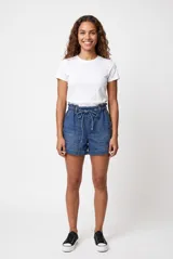 Short de denim azul con cintura fruncida elastizada, cordón de ajuste y bolsillos delanteros aplicados.