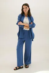 Sobrecamisa azul de lino con cuello camisero, manga larga y cierre frontal con botones.