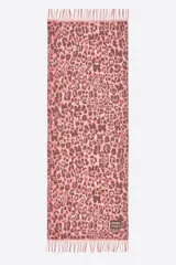 Chal rectangular de Bimba y Lola con diseño jacquard de animal print en tonos rosados. Presenta flecos en los extremos y una etiqueta con el logo de la marca en una de las esquinas.