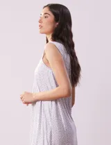 Camisón corto de tejido suave estampado, marca René Rofé. Tiene escote redondo con aplique de puntilla, botones y detalle plisado.