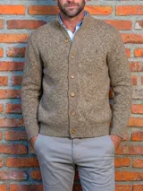 Saco de punto grueso con cierre frontal de botones, cuello alto y puños acanalados. Confeccionado en lana, presenta un diseño texturizado en tono camel.