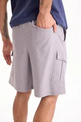 Bermuda cargo negra con cintura elastizada y cordón ajustable, de corte holgado y bolsillos laterales con solapa.