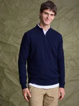 Sweater de punto color azul marino, con cuello alto y cierre frontal parcial, de manga larga y puños acanalados.