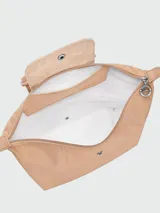 Mochila Longchamp modelo Le Pliage One, color bordó, con diseño minimalista, cierre superior y solapa frontal con botón a presión.
