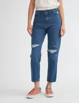 Pantalón de jean azul de corte mom con roturas en las rodillas.