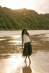 Top de gasa color menta con cuello halter y lazada posterior. Presenta detalles de bordados calados a tono y un bajo con terminación en volante.