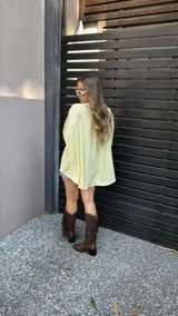 Camisa amarilla con pequeños calados, de corte holgado y mangas 3/4.