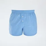 Pack de tres bóxer de algodón con cintura elástica y cierre con botones. Incluye un bóxer a cuadros celestes y blancos, uno liso celeste y uno a rayas verticales celestes y blancos.