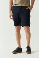 Bermuda de corte clásico confeccionada en una mezcla de lino y algodón. Presenta cierre frontal, bolsillos laterales y pasa cinto en la cintura.