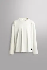 Camiseta deportiva de manga larga Zara Athleticz, de corte regular fit y color marrón topo. Confeccionada en tejido técnico elástico de secado rápido, cuenta con cuello redondo y detalle de logo estampado en el bajo.