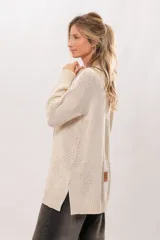 Saco color crudo de algodón con detalles hechos a mano y botones de madera.