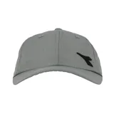 Gorra roja con logo de Diadora bordado en blanco en el lateral.