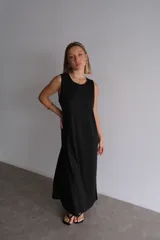 Vestido largo azul marino de manga corta, con cuello redondo y textura acanalada.