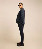 Pantalón de vestir negro, corte super slim, con bolsillos laterales y traseros.