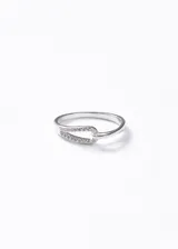 Anillo de plata 925 con diseño de lazo decorado con pequeñas zirconias incrustadas en la parte frontal.