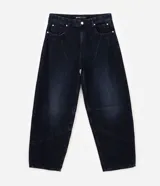 Pantalón de jean azul oscuro con corte Baggy Balloon, piernas amplias con leve ajuste en los puños, recortes anatómicos, cierre con botón y cremallera, pasacintos y bolsillos funcionales.