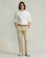 Camisa blanca de corte clásico, confeccionada en tejido oxford de algodón. Presenta cuello button-down, manga larga con puños abotonados y logo bordado en el pecho.