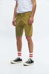 Bermuda de jean color verde oliva, corte recto y largo a la rodilla.