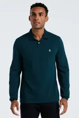 Polo de manga larga color verde oscuro (teal) con cuello polo y tapeta de dos botones. Presenta un pequeño logo bordado de pingüino en el pecho.