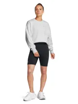 Short deportivo negro de tiro alto con logo Under Armour estampado en blanco en la pierna izquierda.