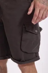 Bermuda cargo de hombre color marrón oscuro, con múltiples bolsillos laterales y dobladillo en el borde de la pierna.