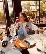 Chaleco de jean celeste con apliques geométricos en terciopelo rojo y negro, bordados a mano.