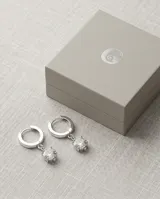 Aros colgantes de plata 925 con diseño de argolla pequeña y dije circular con circonia central.