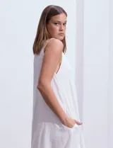 Vestido corto de gasa bambula color blanco, marca Zac & Rachel. Diseño sin mangas con escote redondo y detalle de botones frontales. Presenta un corte holgado tipo evasé y forro interno a tono.