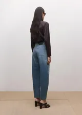 Jeans Leena de corte relajado, tiro alto y diseño de pernera ligeramente cónica en color azul medio con efecto deslavado.