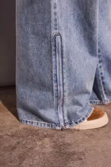 Pantalón de jean celeste de corte wide leg y tiro bajo.