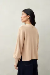 Sweater negro de tejido de punto con mangas abullonadas y puños elastizados.