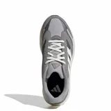 Championes deportivos Adidas modelo Light Shift 2.0, color gris con detalles en blanco. Presentan una combinación de malla y gamuza, con las icónicas tres tiras laterales y tecnología de amortiguación Lightmotion en la entresuela.