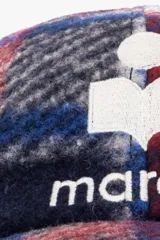 Gorra de béisbol con estampado a cuadros en tonos azul, rojo y blanco. Presenta el logo de la marca bordado en el frente.