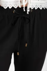 Pantalón negro de viscosa y modal, de corte recto y tiro medio, con cintura elástica y cordón ajustable.