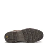 Bota de caña media Caterpillar modelo Trey 2.0, confeccionada en nubuck color marrón. Presenta cierre mediante cordones, cuello acolchado y suela de goma con entresuela de EVA para mayor confort y tracción.
