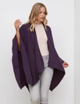 Ruana de tejido soft, color marrón óxido, de corte amplio y sin cierres, con cuello redondo.