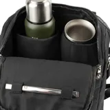 Bolso matero negro de poliéster con doble cierre, correa regulable y asas fijas. Tiene dos bolsillos externos con cierre, un bolsillo interno con cierre y dos abiertos. Cuenta con compartimentos para notebook y matero.