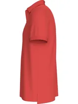 Chomba color coral de Tommy Hilfiger, modelo 1985, de corte regular, con cuello tipo chomba, cartera de dos botones, logo de Tommy Hilfiger bordado en el pecho y diseño de rayas en el interior del cuello. Confeccionada en mezcla de algodón y poliéster.