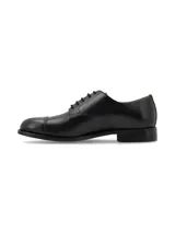 Zapato tipo Oxford de cuero negro con cordones al tono y puntera reforzada. Diseño clásico con suela de cuero y taco bajo.