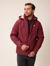 Campera de nylon color bordó con capucha, cierre frontal completo y ajuste en los puños. Presenta forro interior en color crema y logo de la marca en el pecho y la manga.