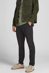 Pantalón chino negro de corte slim fit, con cierre de cremallera y confeccionado en tela con elastano.