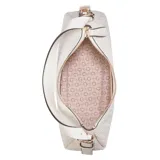 Cartera de hombro Guess modelo Alisha, color blanco hueso o marfil, con textura tejida tipo trenzado en todo el cuerpo. Presenta correa de hombro delgada en color blanco con borde negro y herrajes dorados. Incluye un dije triangular con el logo de Guess en metal dorado en la parte frontal inferior.