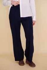 Pantalón de vestir azul marino, de corte Oxford, con cierre invisible, pinzas verticales y tela suave al tacto con caída.