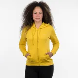 Campera deportiva con capucha y cierre frontal, color amarillo mostaza, de manga larga y calce ajustado. Presenta bolsillos canguro frontales y un pequeño logo bordado en el pecho.
